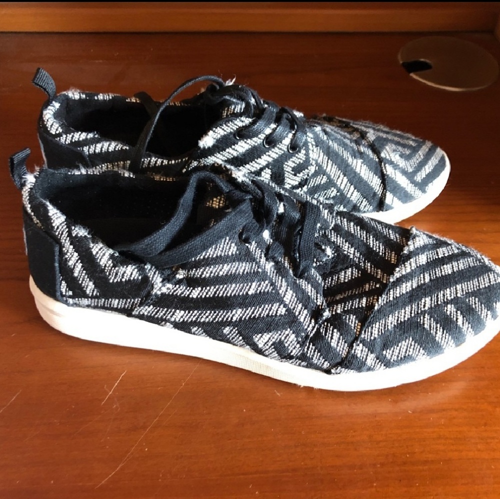 Womens size 8 Toms lace up shoes